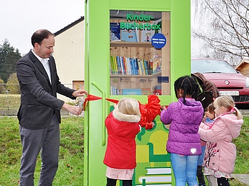 Kinder eröffnen feierlich die Bücherbox